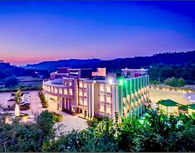 Golden Tulip Chandigarh, Panchkula Exterior foto